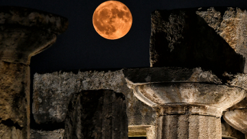 Πανσέληνος: Δείτε φωτογραφίες από το «Φεγγάρι του Ελαφιού» που φώτισε χθες τον ουρανό