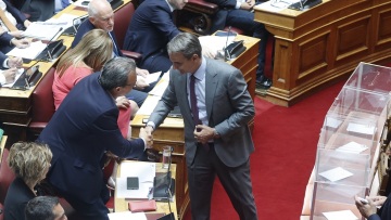 Θερμή χειραψία Μητσοτάκη - Φάμελλου στη Βουλή