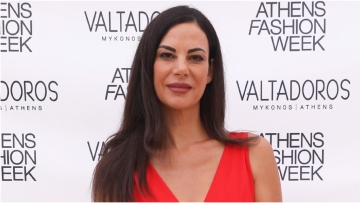 Γλυφάδα: Χειροπέδες στην Εύη Βατίδου – Ακολούθησε και εμβόλισε μηχανή 