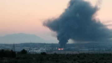 Φωτιά σε εργοστάσιο με βερνίκια στα Οινόφυτα