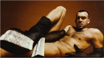 Φωτογραφίες: Ο Ιάσονας Μανδηλάς πόζαρε γυμνός με ψηλοτάκουνες μπότες