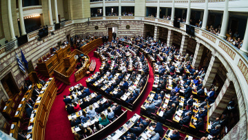 Σηκώνει το γάντι η κυβέρνηση για τα Τέμπη: Καταγγέλλει οικονομικά συμφέροντα - Μάχη συσπείρωσης στη Βουλή 