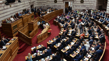 Ποιοι ψηφίζουν υπέρ, «παρών» και όχι στο νομοσχέδιο για την ψήφο των απόδημων