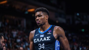 Γιάννης Αντετοκούνμπο: Ο τζένεραλ μάνατζερ των Μπακς παρατείνει την αγωνία - «Καμία απόφαση για το αν θα παίξει με την Εθνική το καλοκαίρι» 