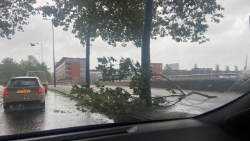 Ολλανδία: Σπάνια θερινή καταιγίδα με ανέμους 145 χλμ/ώρα «χτυπά» τη χώρα - Προβλήματα στις μεταφορές