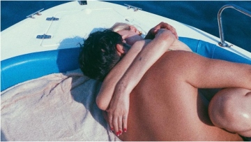 Χρήστος Μάστορας - Γαρυφαλλιά Καληφώνη: Αγκαλιά σε σκάφος στη Μήλο