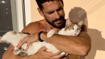 «Άκουσα ένα γατίσιο κλάμα στη βροχή» - Όταν ο Γιάννης Σπαλιάρας συνάντησε τη Χούμπι