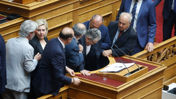 Βουλή: Έπιασε η μέση του τον Κουτσούμπα στο βήμα και πήγε να πέσει - «Το χειροκρότημα ήταν για το πέσιμο» 