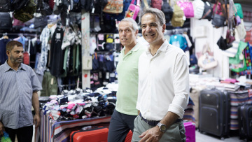 Μητσοτάκης: Επίσκεψη στο νέο κτήριο του «Μινιόν», έκανε βόλτα και στην Ομόνοια - Δείτε βίντεο και φωτογραφίες