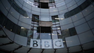 Παρουσιαστής του BBC πλήρωσε ανήλικο για γυμνές φωτογραφίες - Τέθηκε εκτός καναλιού