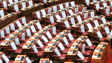 Πόσα θα παίρνουν οι βουλευτές και τι προνόμια θα έχουν