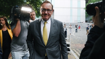 Κέβιν Σπέισι: «Ήξερα ότι του άρεσαν οι νεαροί στρέιτ άντρες, δεν γνώριζα ότι ήταν αρπακτικό» είπε κλαίγοντας καταγγέλλων