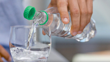 Περιβάλλον: Γιατί άλλαξαν τα καπάκια στα πλαστικά μπουκάλια