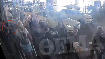 Νέο βίντεο-ντοκουμέντο: Η στιγμή που ο 71χρονος πορτοφολάς κλέβει γυναίκα στο «Ελ. Βενιζέλος»