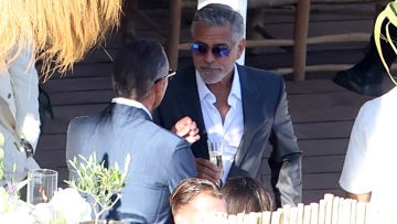 Ο Τζορτζ Κλούνεϊ κομψός και μαυρισμένος σε παραλία της Μυκόνου: Νέες φωτογραφίες από το ταξίδι του στην Ελλάδα