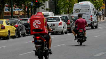 Ο καύσωνας Κλέων «κόβει» τα delivery από τις 12 μέχρι τις 5 το μεσημέρι
