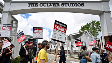 Μεγάλη απεργία σεναριογράφων και ηθοποιών παραλύει το Χόλιγουντ