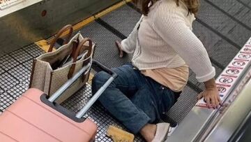 Ταϊλάνδη: Τα πρώτα της βήματα κάνει η 57χρονη που έχασε το πόδι της από κυλιόμενο διάδρομο στο αεροδρόμιο της Μπανγκόκ 