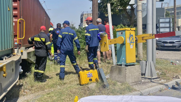 Θεσσαλονίκη: Τρένο παρέσυρε μηχανή - Σοβαρά τραυματίας ο δικυκλιστής