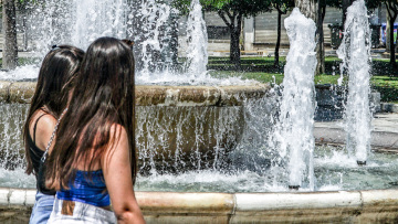 Καύσωνας Κλέων: Στον «φούρνο» και το Σάββατο η χώρα - Δείτε αναλυτική πρόγνωση με χάρτες και βίντεο