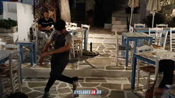 Πάρος: Viral το ζεϊμπέκικο του σερβιτόρου σε ταβέρνα του νησιού