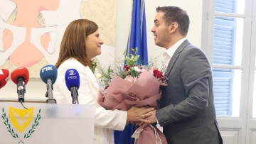 Μιχάλης Χατζηγιάννης: «Στην Κύπρο θα μιλώ με προσευχές για σένα, μάγισσά μου», είπε παραδίδοντας το υφυπουργείο Πολιτισμού