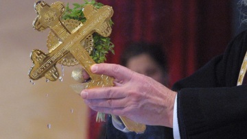 Ρόδος: Συνελήφθη 49χρονος ιερέας μετά από καταγγελία 30χρονου τουρίστα ότι τον άλειψε γυμνό με λάδι