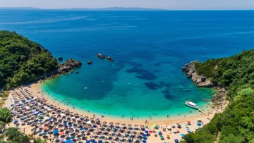  Η ήσυχη παραλία της Πάργας που μοιάζει με πισίνα 