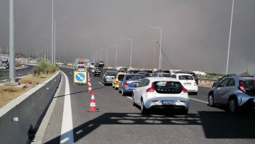 Μεγάλη φωτιά στο Λουτράκι: Έκλεισε η παλαιά και η νέα Εθνική οδός από Αγίους Θεοδώρους έως κόμβο Επιδαύρου