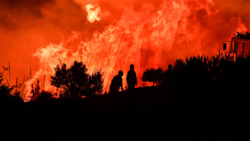 Ολονύχτια μάχη με τις πυρκαγιές: Πώς εξελίσσονται τα μέτωπα σε Δερβενοχώρια, Λουτράκι και Ανατολική Αττική