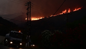 Φωτιά στον Κουβαρά: Άνοιξε η Λεωφόρος Αθηνών - Σουνίου και η λεωφόρος Μαρκοπούλου