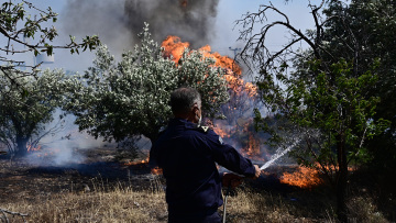 Μαίνεται η φωτιά - Καίγονται σπίτια και ΙΧ σε Κουβαρά, Λαγονήσι, Σαρωνίδα
