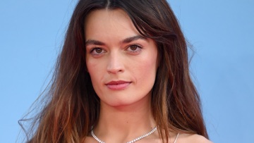 Η «Maeve Wiley» του «Sex education» στους Kraftwerk στο Ηρώδειο: Η ηθοποιός που την υποδύεται είναι το next big thing