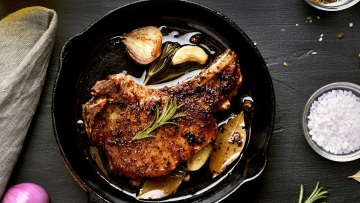 Χοιρινές μπριζόλες: Όλες οι τεχνικές για το τέλειο μαγείρεμά τους