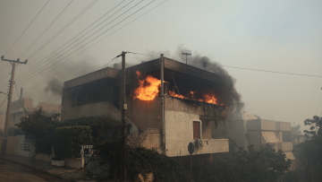 Φωτιά στη Σαρωνίδα: Ιδιοκτήτης Airbnb αναρωτιόταν αν πρέπει να χρεώσει τους πελάτες που έφυγαν