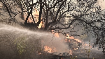 Μάνδρα: «Δεν υπάρχει αεροπλάνο ούτε πυροσβέστης, μας έχουν αφήσει στο έλεος του Θεού», καταγγέλλει κάτοικος