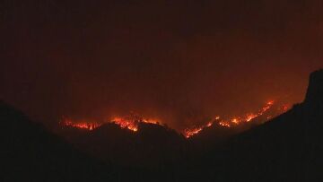 Αναζωπυρώθηκε το πύρινο μέτωπο στα Καλύβια: Καίγονται σπίτια στον οικισμό Στίπιζα