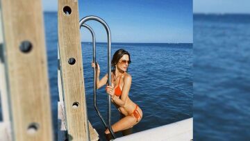 Αλεσάντρα Αμπρόσιο: Οι φωτογραφίες με πορτοκαλί στρινγκ μπικίνι 