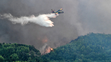 Φωτιά στα Δερβενοχώρια: Αναστέλλεται η λειτουργία της δημοτικής κατασκήνωσης στα Βίλια 
