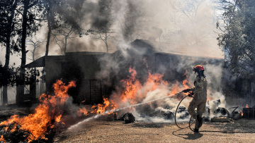 Φωτιά - Λουτράκι: Μάχη με τις αναζωπυρώσεις - Διάσπαρτες εστίες αντιμετωπίζουν οι πυροσβέστες