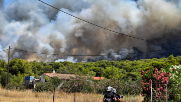 Λουτράκι: Στάχτη ήδη πάνω από 1.000 στρέμματα δάσους - Τα συγκλονιστικά βίντεο από το protothema.gr