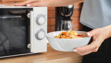 Φούρνος μικροκυμάτων: το λάθος που δεν πρέπει να κάνουμε όταν ζεσταίνουμε το φαγητό μας