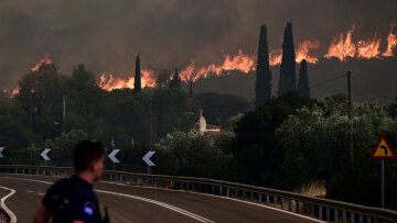 Αναζωπύρωση στα Δερβενοχώρια στην περιοχή Στεφάνη - Ενισχύονται οι άνεμοι από το μεσημέρι