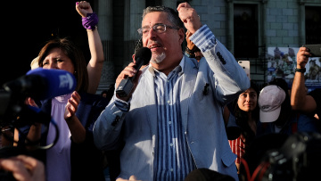 Γουατεμάλα: Ο υποψήφιος πρόεδρος Μπερνάρντο Αρέβαλο καταγγέλλει «διωγμό» εναντίον του κόμματός του