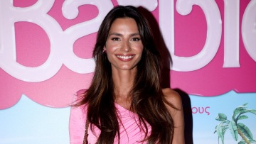 Ηλιάνα Παπαγεωργίου: Η σέξι εμφάνισή της με ροζ φόρεμα στην πρεμιέρα της Barbie