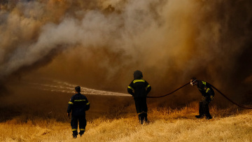 Φωτιές: Μήνυμα 112 για εκκένωση της Οινόης προς Ερυθρές