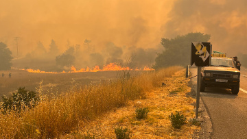 Φωτιές: Μεγάλη αναζωπύρωση ανάμεσα σε Μάνδρα-Μέγαρα, απειλούνται σπίτια - Μήνυμα 112 για εκκένωση της Οινόης