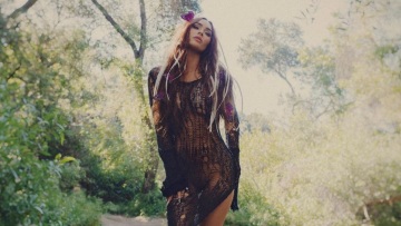 Μέγκαν Φοξ: «Καυτές» και αποκαλυπτικές φωτογραφίες σε άσπρο-μαύριο