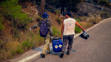 Η μάχη των εθελοντών να σβήσουν τη φωτιά στη Ρόδο με κουβάδες, μπιτόνια και βαρέλια - Δείτε φωτογραφίες