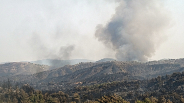 Ρόδος: Συνεχίζεται η μάχη με τις αναζωπυρώσεις στο νησί